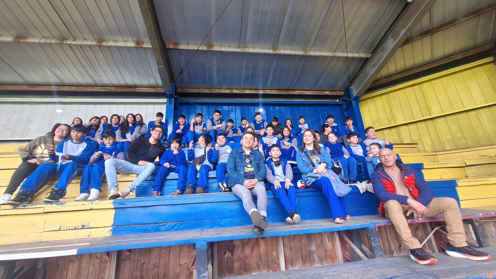 Agradecemos la gestión del profesor Byron Andres Aguilera Molina quien gestionó en conjunto con el Club Deportivo Deportes Provincial Osorno las invitaciones para presenciar el partido de futbol. Esta experiencia no solo nos permite disfrutar del deporte, sino también fortalecer el sello deportivo que caracteriza a nuestro colegio. ⚽🙌 Tambien agradecer a la Dirección de nuestro establecimiento por la gestión de movilización y alimentación de nuestro niños/as. "En el Colegio Crecer el deporte no solo forma atletas, forma valores: esfuerzo, respeto y trabajo en equipo." 🏃⚽🏀